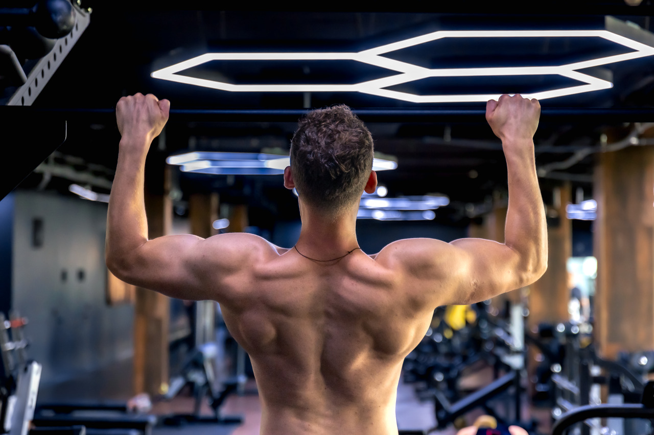 ćwiczenia na szerokie plecy